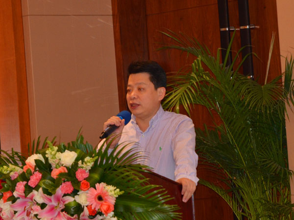 李乐平教授致欢迎辞并介绍胃肠外科腹腔镜整体化转型经验.jpg