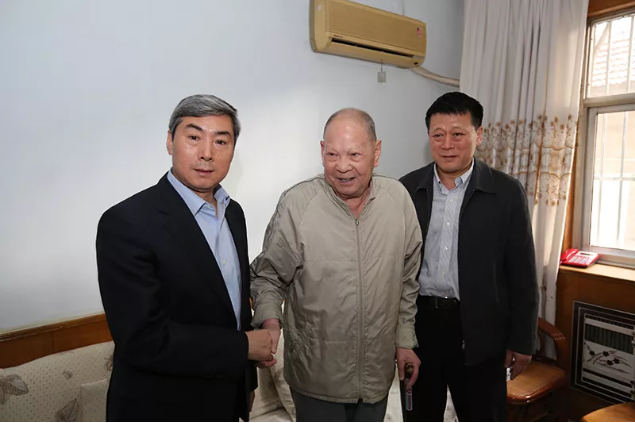 2018年10月13日，医院党委书记赵升田、医院院长赵家军共同看望医院老领导代表孙龙同志.png