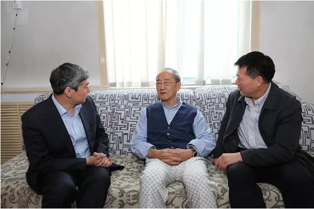 2018年10月13日，医院党委书记赵升田、医院院长赵家军共同看望医院老领导老专家代表张敏同志.png