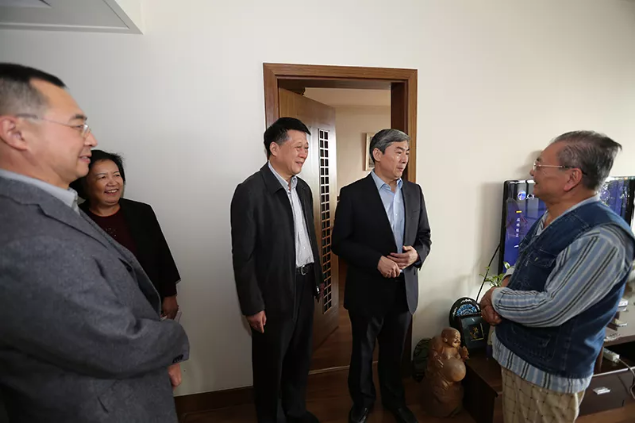 2018年10月13日，医院党委书记赵升田、医院院长赵家军共同看望医院老专家代表邵建华等同志.png