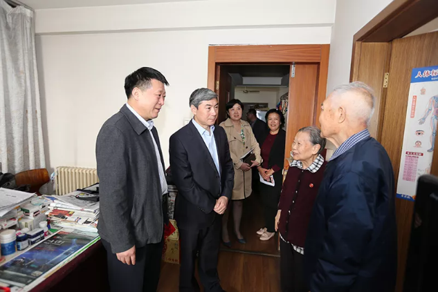 2018年10月13日，医院党委书记赵升田、医院院长赵家军共同看望医院老专家代表陶仲为、徐澄同志.png
