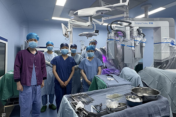 省立医院第一台腹腔镜机器人手术