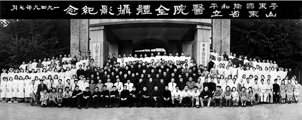 1949年7月，具有历史意义的香港奖现场直播结果首张全体职工合影
