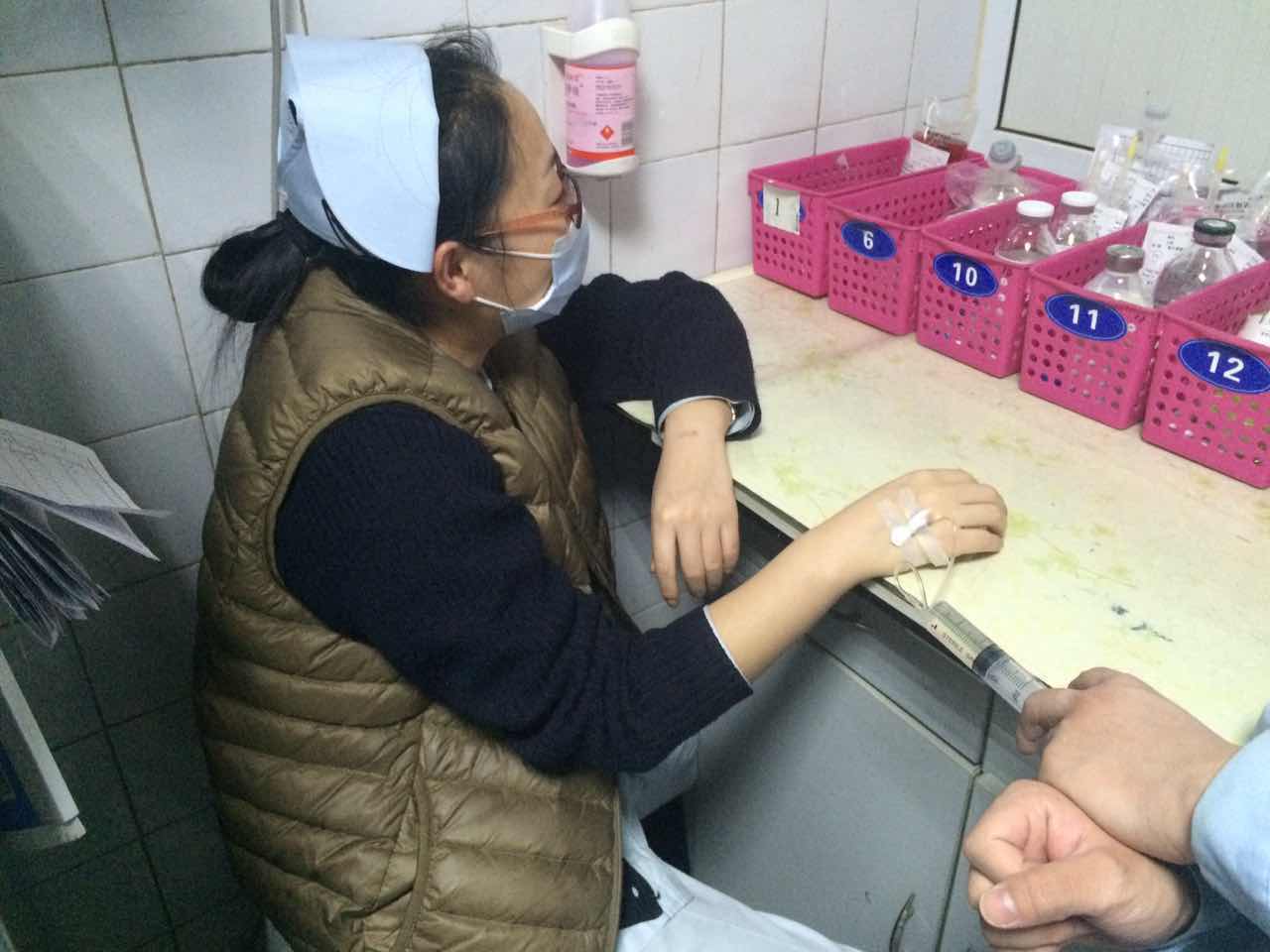 累病却在依然坚守的急诊护士.jpg