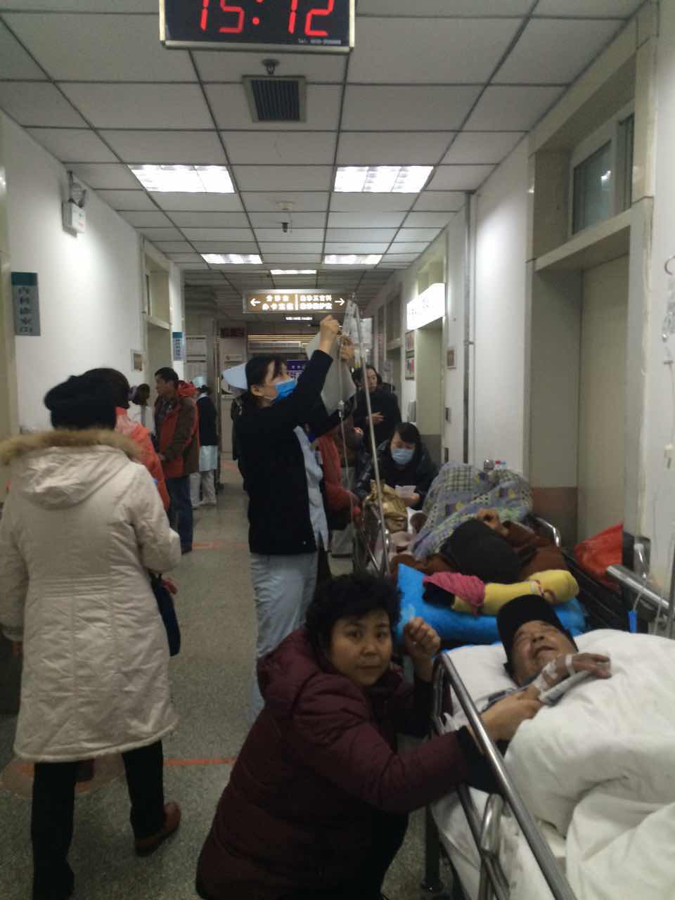 满是患者的急诊走廊.jpg